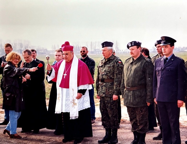 Uroczyste poświęcenie placu budowy. Od prawej porucznik (dziś pułkownik) Włodzimierz Bilski, porucznik Robert