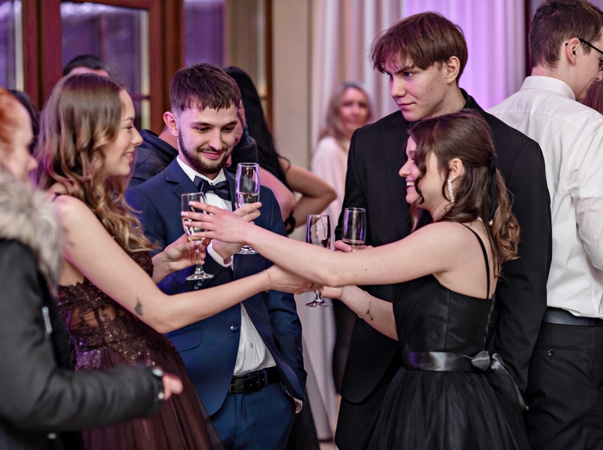 "Jest energia na dobrą imprezę!" Studniówka ZSEiO zdjęcie nr 343728