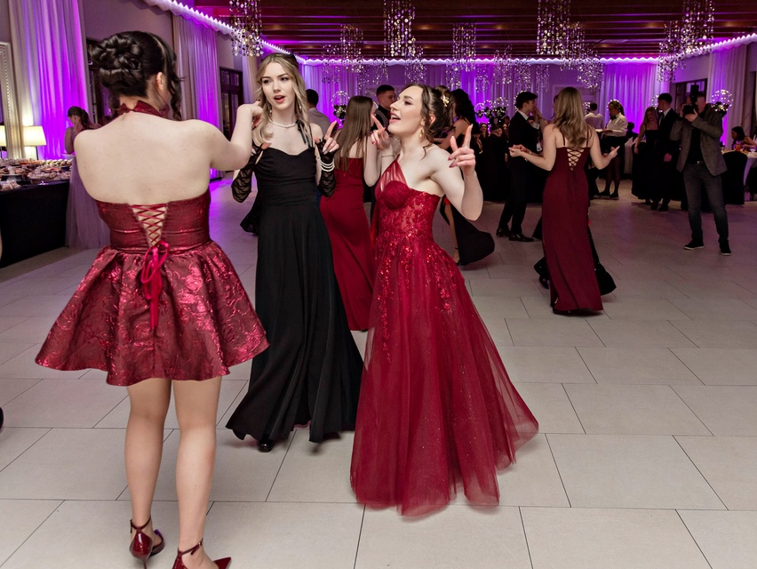 "Jest energia na dobrą imprezę!" Studniówka ZSEiO zdjęcie nr 343765