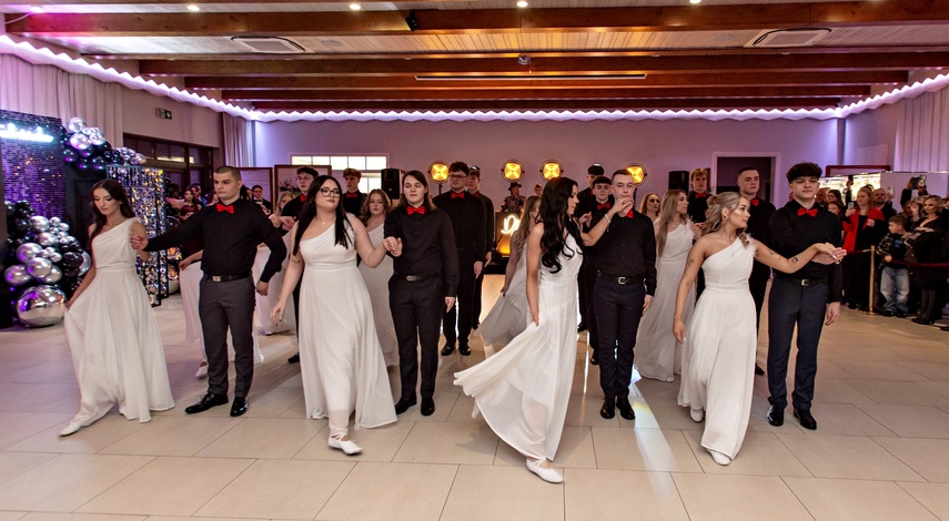 "Jest energia na dobrą imprezę!" Studniówka ZSEiO zdjęcie nr 343710