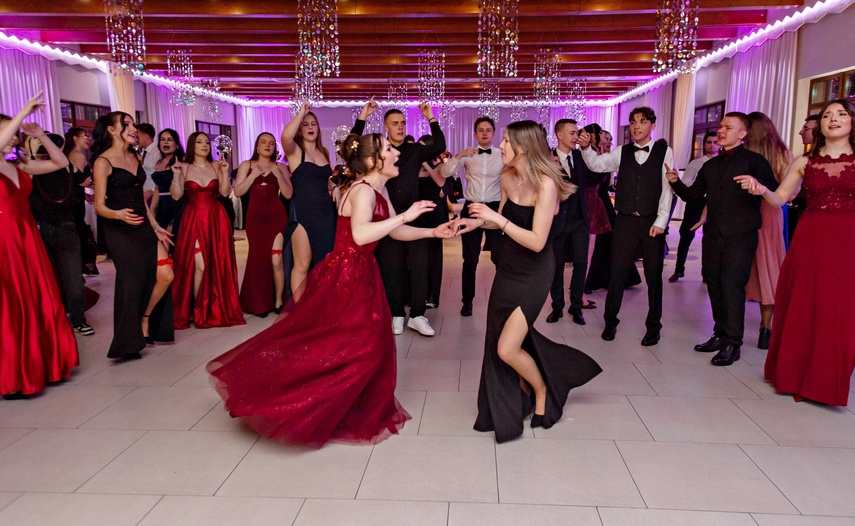 "Jest energia na dobrą imprezę!" Studniówka ZSEiO zdjęcie nr 343802