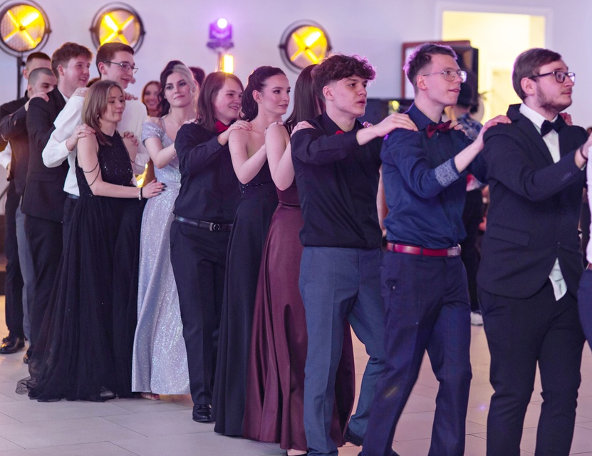 "Jest energia na dobrą imprezę!" Studniówka ZSEiO zdjęcie nr 343824