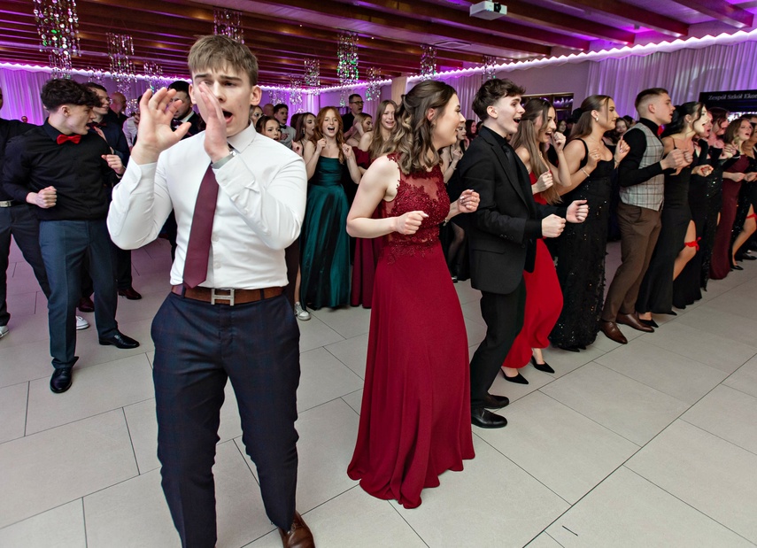 "Jest energia na dobrą imprezę!" Studniówka ZSEiO zdjęcie nr 343831