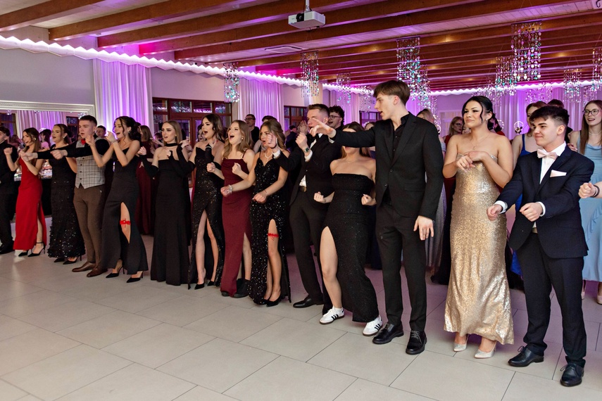 "Jest energia na dobrą imprezę!" Studniówka ZSEiO zdjęcie nr 343827