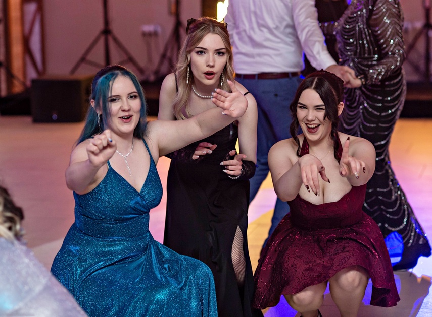 "Jest energia na dobrą imprezę!" Studniówka ZSEiO zdjęcie nr 343844