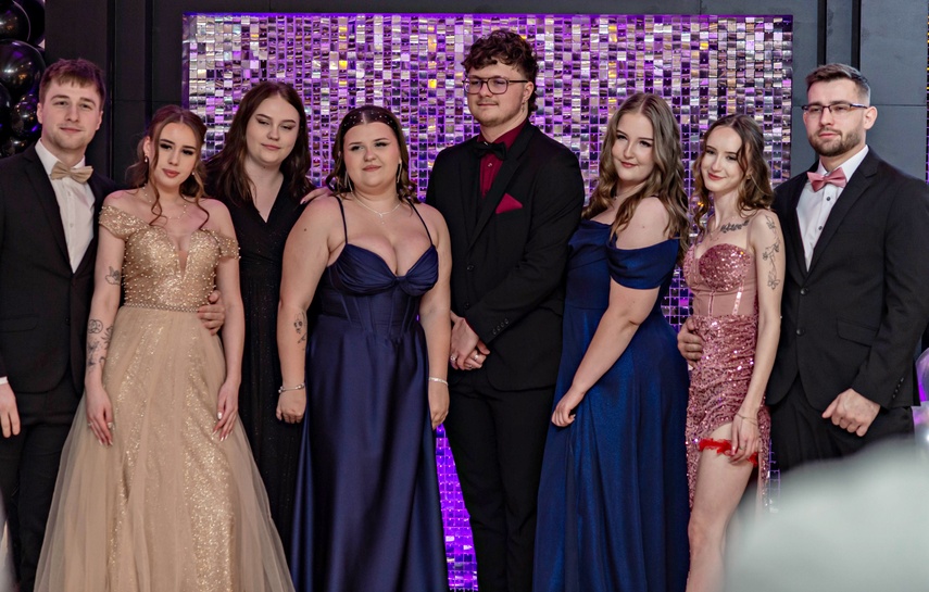 "Jest energia na dobrą imprezę!" Studniówka ZSEiO zdjęcie nr 343751