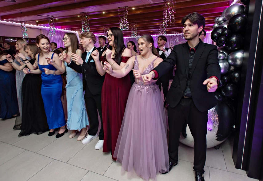 "Jest energia na dobrą imprezę!" Studniówka ZSEiO zdjęcie nr 343828