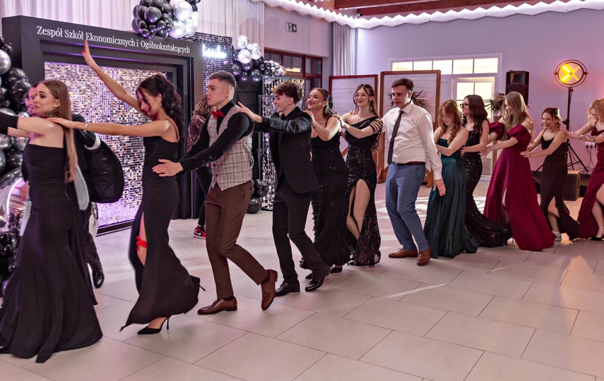 "Jest energia na dobrą imprezę!" Studniówka ZSEiO zdjęcie nr 343815