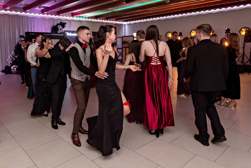 "Jest energia na dobrą imprezę!" Studniówka ZSEiO zdjęcie nr 343811