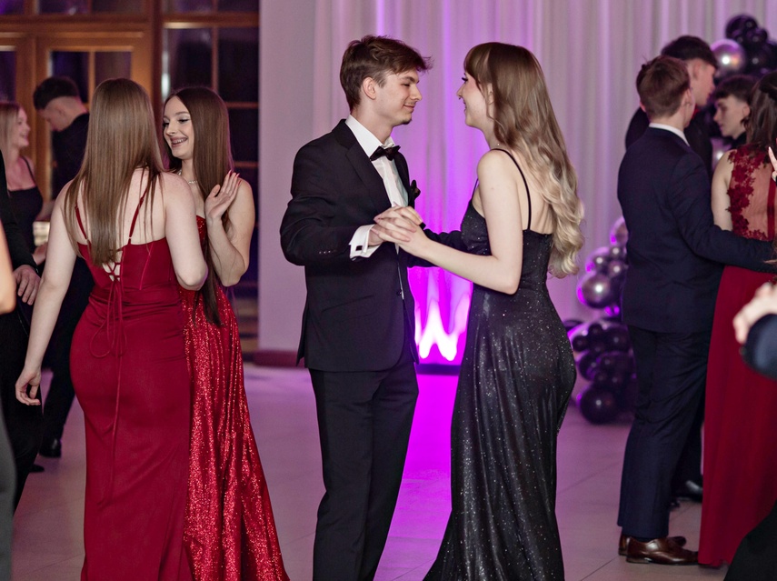 "Jest energia na dobrą imprezę!" Studniówka ZSEiO zdjęcie nr 343772