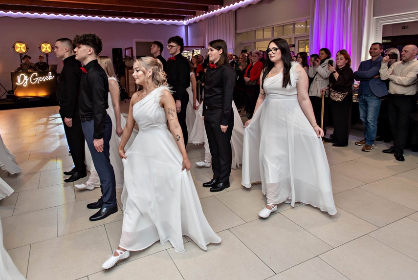 "Jest energia na dobrą imprezę!" Studniówka ZSEiO zdjęcie nr 343706