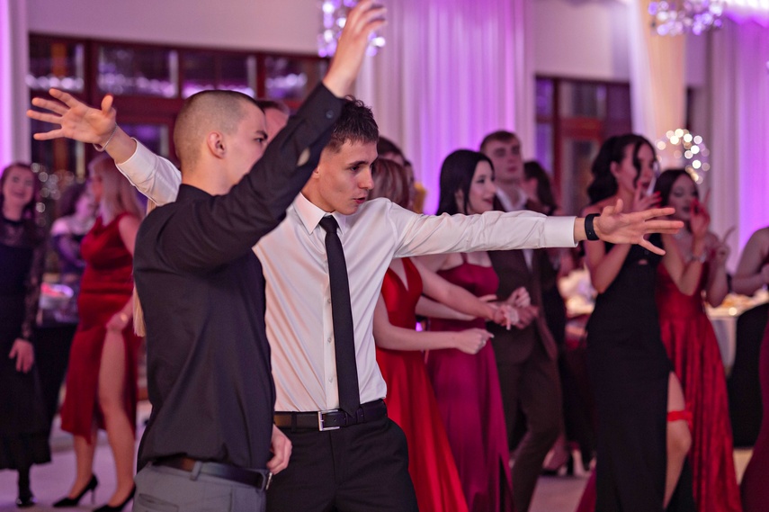 "Jest energia na dobrą imprezę!" Studniówka ZSEiO zdjęcie nr 343804