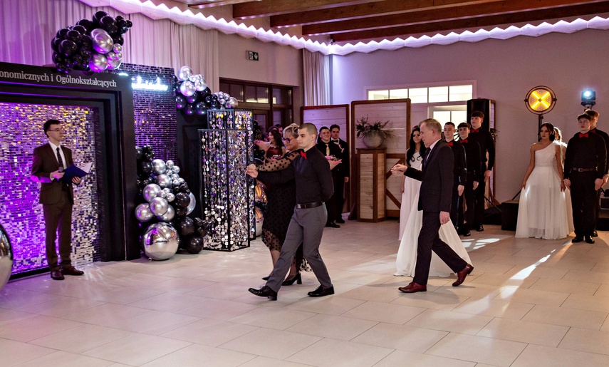 "Jest energia na dobrą imprezę!" Studniówka ZSEiO zdjęcie nr 343703