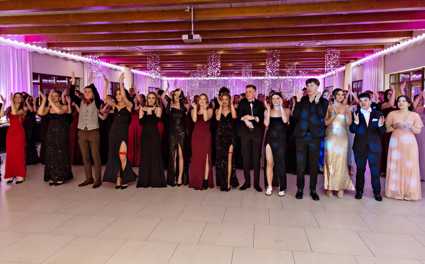 "Jest energia na dobrą imprezę!" Studniówka ZSEiO zdjęcie nr 343826