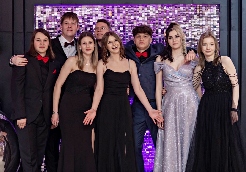 "Jest energia na dobrą imprezę!" Studniówka ZSEiO zdjęcie nr 343754