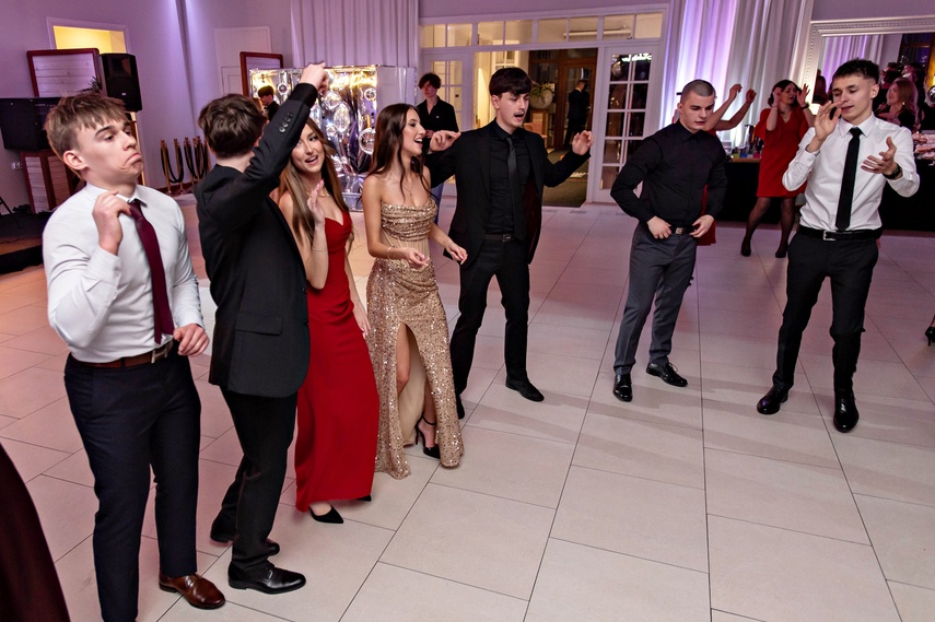 "Jest energia na dobrą imprezę!" Studniówka ZSEiO zdjęcie nr 343799