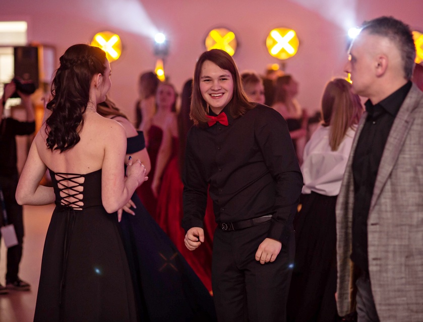 "Jest energia na dobrą imprezę!" Studniówka ZSEiO zdjęcie nr 343784