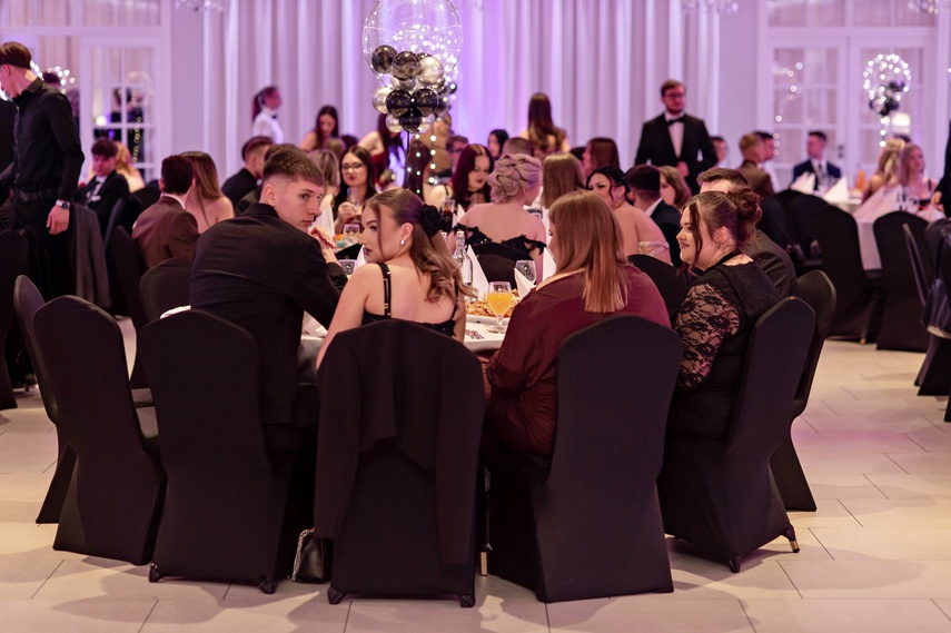 "Jest energia na dobrą imprezę!" Studniówka ZSEiO zdjęcie nr 343733