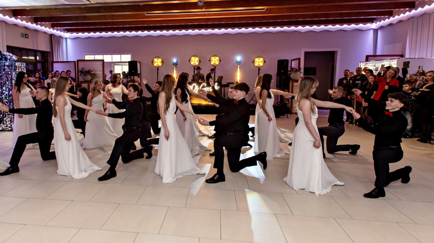 "Jest energia na dobrą imprezę!" Studniówka ZSEiO zdjęcie nr 343717