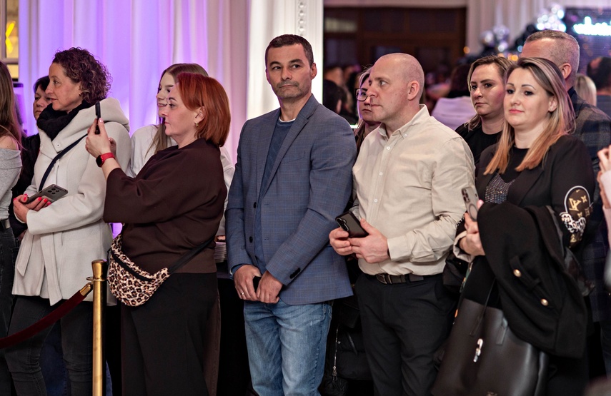 "Jest energia na dobrą imprezę!" Studniówka ZSEiO zdjęcie nr 343700