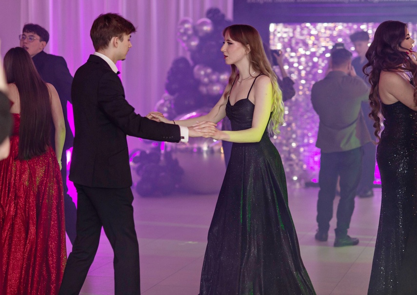 "Jest energia na dobrą imprezę!" Studniówka ZSEiO zdjęcie nr 343775