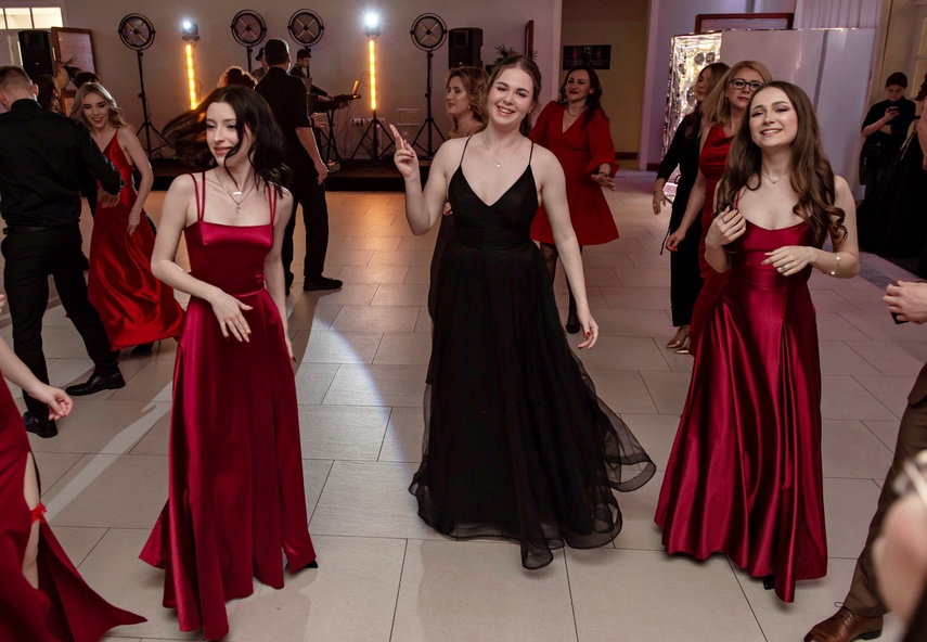 "Jest energia na dobrą imprezę!" Studniówka ZSEiO zdjęcie nr 343810