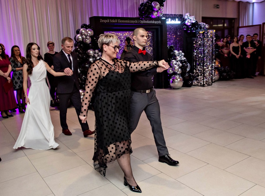 "Jest energia na dobrą imprezę!" Studniówka ZSEiO zdjęcie nr 343702