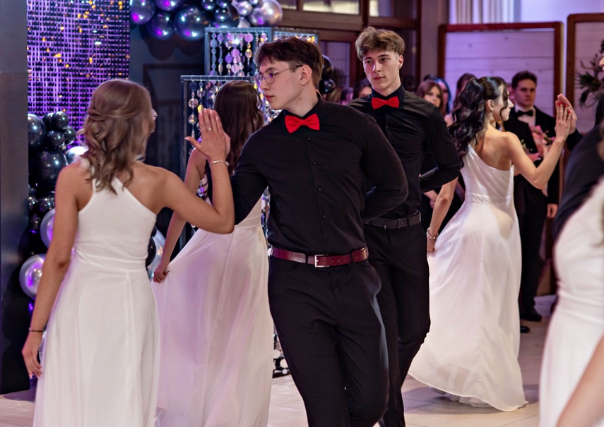 "Jest energia na dobrą imprezę!" Studniówka ZSEiO zdjęcie nr 343713