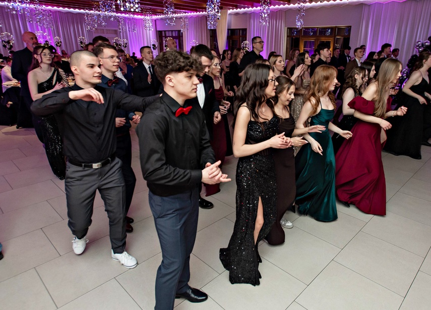 "Jest energia na dobrą imprezę!" Studniówka ZSEiO zdjęcie nr 343830