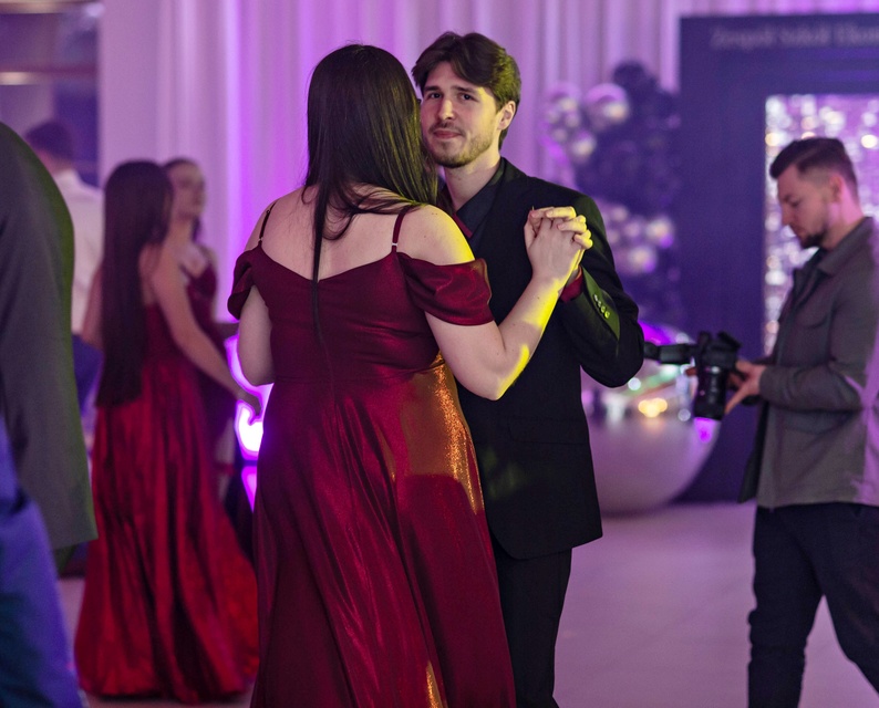 "Jest energia na dobrą imprezę!" Studniówka ZSEiO zdjęcie nr 343779