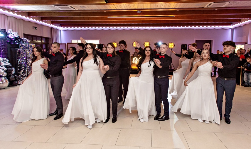 "Jest energia na dobrą imprezę!" Studniówka ZSEiO zdjęcie nr 343711