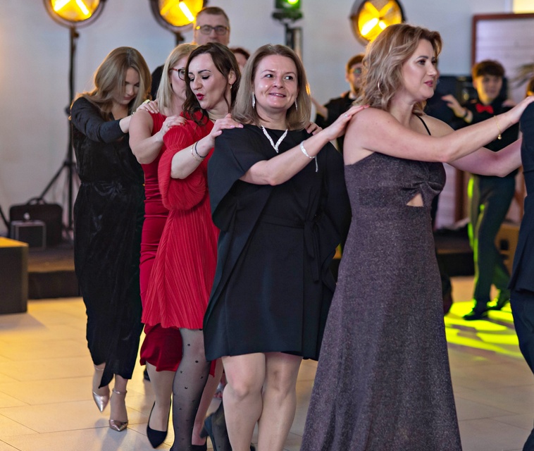 "Jest energia na dobrą imprezę!" Studniówka ZSEiO zdjęcie nr 343823