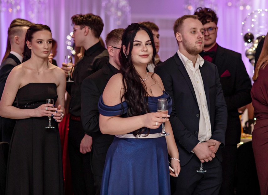 "Jest energia na dobrą imprezę!" Studniówka ZSEiO zdjęcie nr 343730