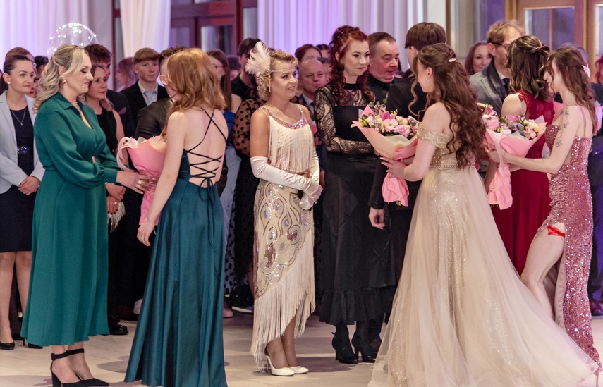 "Jest energia na dobrą imprezę!" Studniówka ZSEiO zdjęcie nr 343724