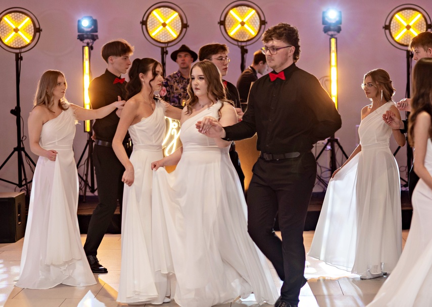 "Jest energia na dobrą imprezę!" Studniówka ZSEiO zdjęcie nr 343716