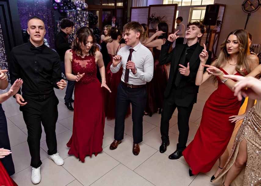 "Jest energia na dobrą imprezę!" Studniówka ZSEiO zdjęcie nr 343796