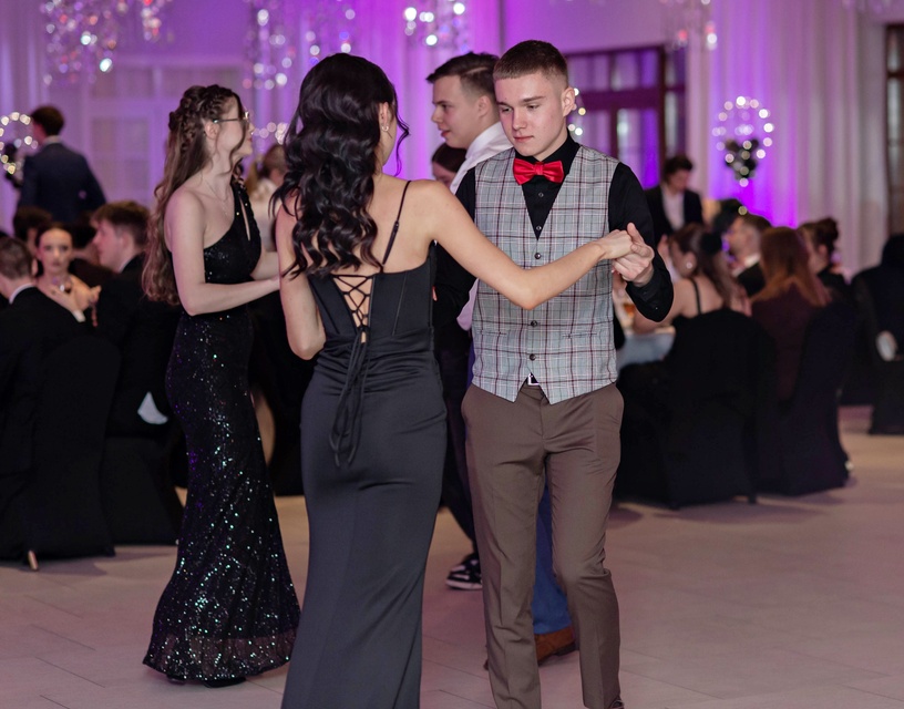 "Jest energia na dobrą imprezę!" Studniówka ZSEiO zdjęcie nr 343769