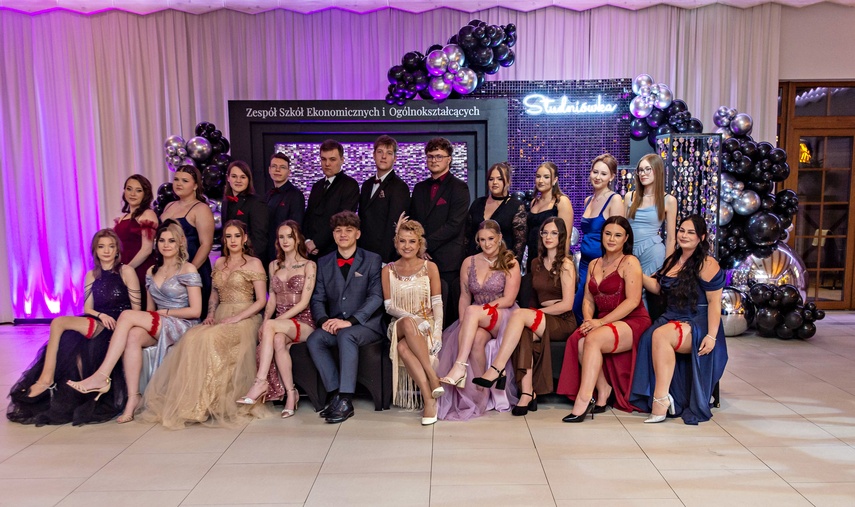 "Jest energia na dobrą imprezę!" Studniówka ZSEiO zdjęcie nr 343695