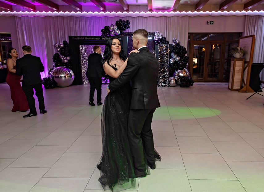 "Jest energia na dobrą imprezę!" Studniówka ZSEiO zdjęcie nr 343840