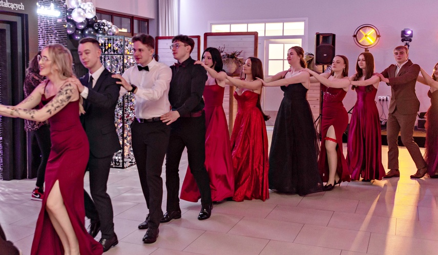 "Jest energia na dobrą imprezę!" Studniówka ZSEiO zdjęcie nr 343816