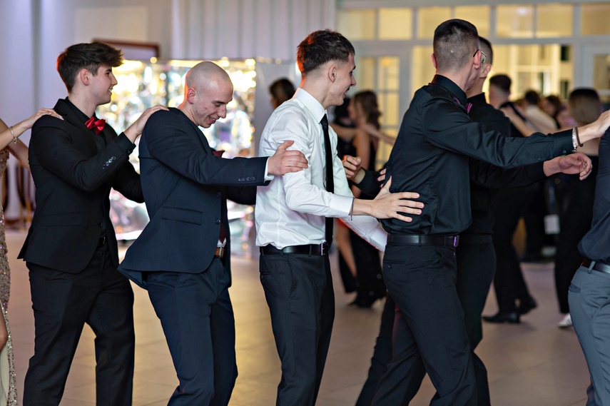 "Jest energia na dobrą imprezę!" Studniówka ZSEiO zdjęcie nr 343825