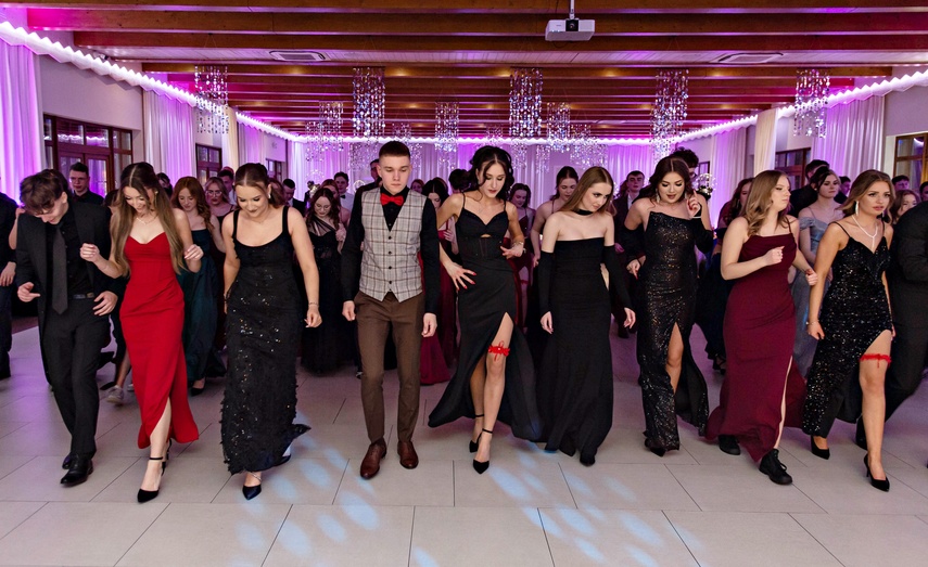 "Jest energia na dobrą imprezę!" Studniówka ZSEiO zdjęcie nr 343829