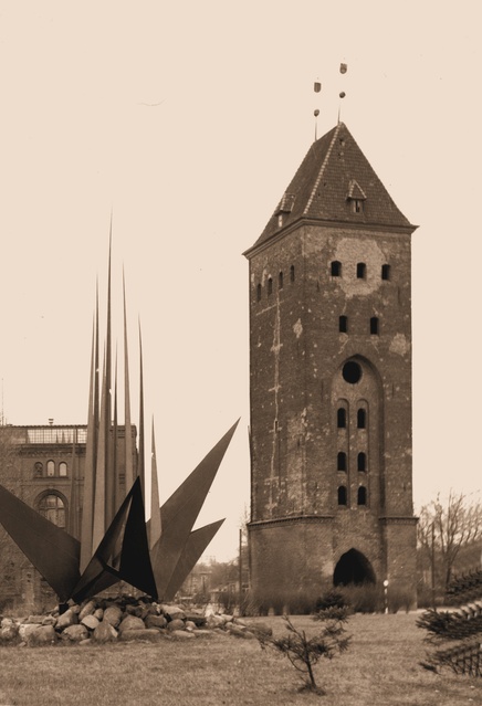 Obok Bramy Targowej forma przestrzenna Juliana Boss-Gosławskiego, wykonana podczas.  I Biennale Form Przestrzennych w