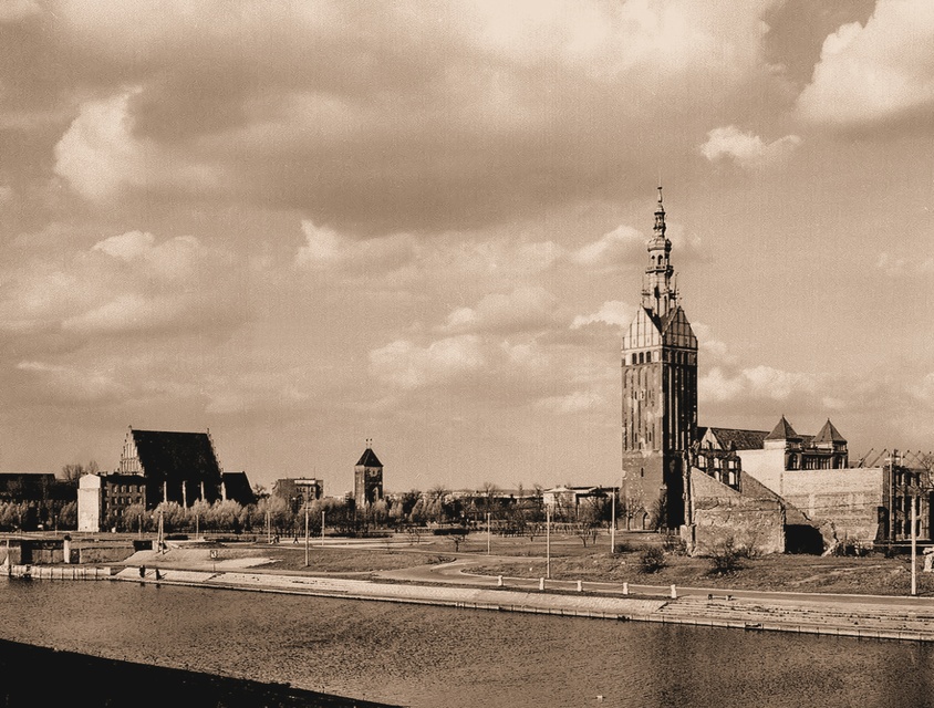 Elbląskie Dwie wieże. Na pierwszym planie wieża kościoła pw. św. Mikołaja, na drugim Brama Targowa.