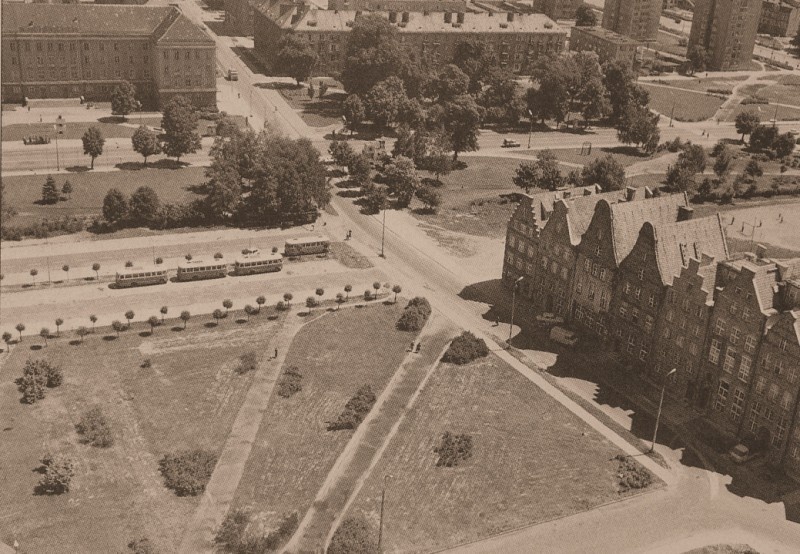 Widok z wieży kościoła pw. św. Mikołaja. Zabudowana jest tylko ulica Wigilijna.