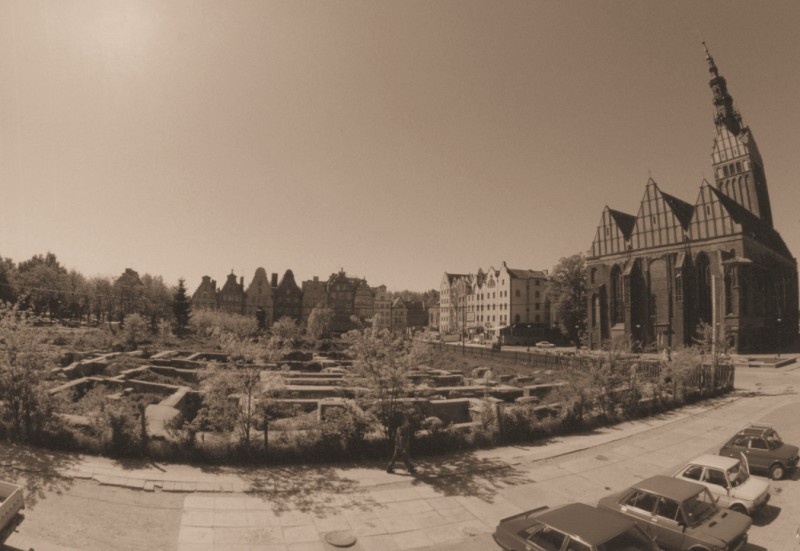 Fundamenty średniowiecznych kamienic na Starym Mieście.