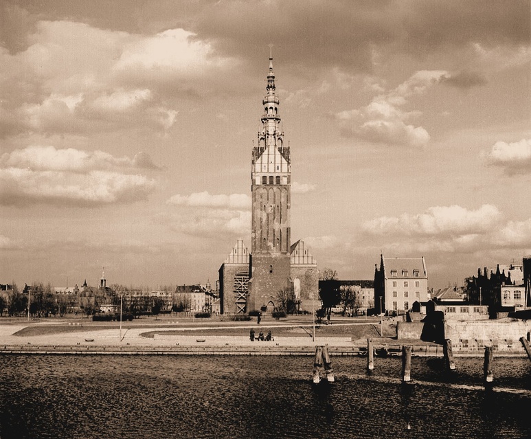 Warto zwrócić uwagę na pale i przyczółek - pozostałości po Moście Wysokim.