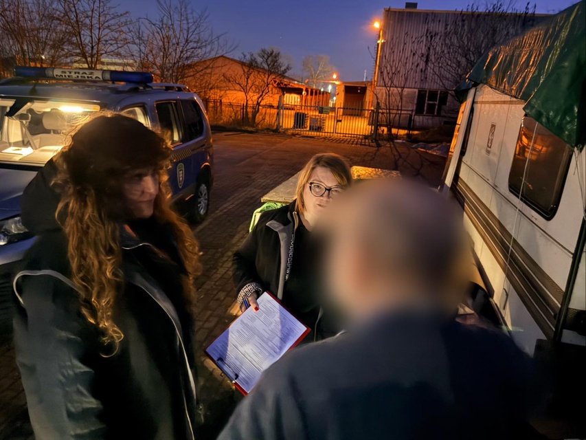 Po zmroku jeździli po mieście, licząc i pomagając bezdomnym zdjęcie nr 344171