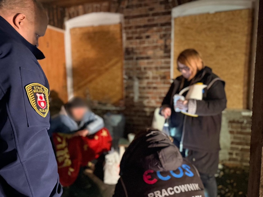 Po zmroku jeździli po mieście, licząc i pomagając bezdomnym zdjęcie nr 344165