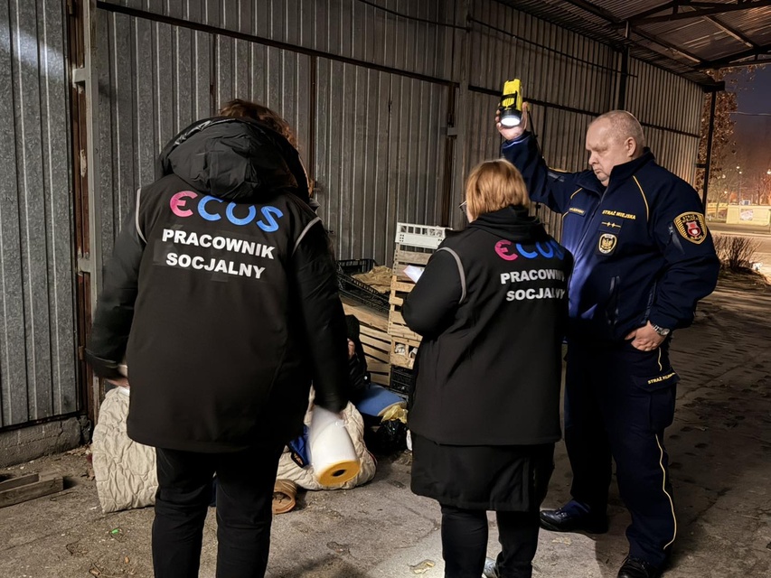 Po zmroku jeździli po mieście, licząc i pomagając bezdomnym zdjęcie nr 344167